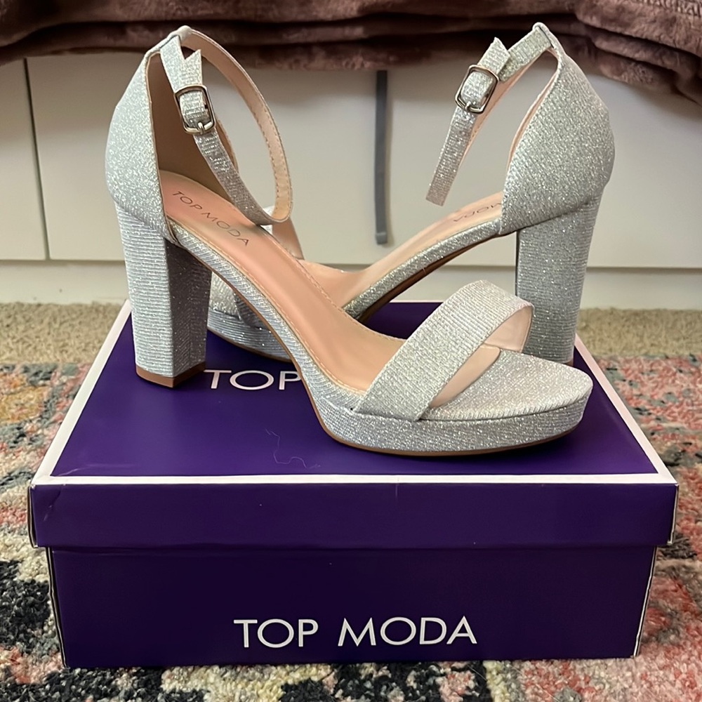 I am selling women’s glitter heals
